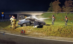 Samochód wypadł z drogi i stanął w płomieniach. Kierowca zbiegł z miejsca zdarzenia