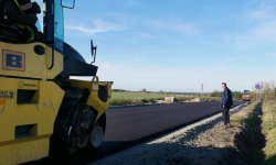 Na drodze relacji Jastrzębce - Chomiąża aktualnie wylewana jest warstwa bitumiczna