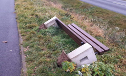 Wandale uszkodzili ławki i znaki drogowe. Sprawa zgłoszona na policję