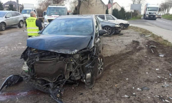 Zasnął za kierownicą i skasował cztery pojazdy zaparkowane na parkingu