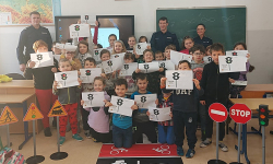 Policjanci z posterunku w Kostomłotach odwiedzili uczniów szkoły podstawowej w Karczycach