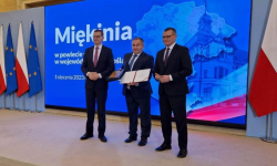 Jan Marian Grzegorczyn odebrał z rąk premiera akt nadania Miękini statusu miasta 