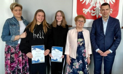 Uczennice ze szkoły w Kostomłotach nagrodzone za konkurs wiedzy o Unii Europejskiej