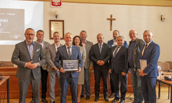 Podpisanie umów z wykonawcami przebudowy trzech powiatowych dróg