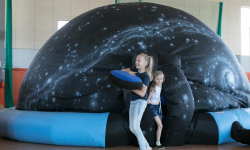 Czy w kosmosie noszą kapelusze? Mobilne planetarium Kopernika w Kostomłotach