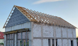 Budowa nowej remizy dla OSP Ujazd Górny postępuje zgodnie z planem