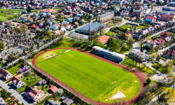 Stadion Polonii Środa Śląska zamknięty. Kiedy zespół wróci na swój obiekt?