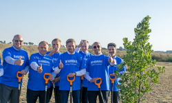 Kolejne spotkanie z przedstawicielami firmy Intel. Zasadzony dąb symbolem trwałości