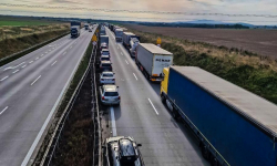 Zderzenie lawety z ciężarówką. Utrudnienia na A4 [Aktualizacja]