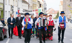 Barwną paradą rozpoczęły się dzisiejsze powiatowe obchody Dnia Seniora w Środzie Śląskiej