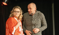 Pełna sala widzów, gromkie oklaski. Kabaret Czesuaf wystąpił w Miękini [ZDJĘCIA]