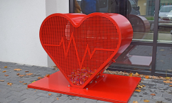 Koniec charytatywnej zbiórki nakrętek w powiecie średzkim. Co dalej z pojemnikami w kształcie serca?