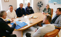 Podpisano umowy na budowę ośmiu chodników na terenie powiatu