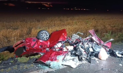 Czołowe zderzenie osobówki z ciężarówką w okolicy Wichrowa. Nie żyje jedna osoba