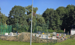 Bieżnia lekkoatletyczna, dodatkowa trybuna, szatnia. Trwa przebudowa kompleksu sportowego w Miękini