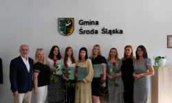 Burmistrz Elżbieta Czarnota wręczyła akty nadania na stopień nauczyciela mianowanego