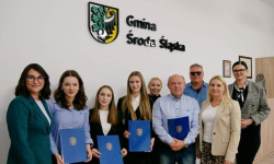 Średzkie zawodniczki karate i trener nagrodzeni przez burmistrz Elżbietę Czarnotę