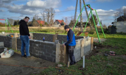 We Wróblowicach na placu przy świetlicy powstaje scena dzięki Miękińskiej Inicjatywie