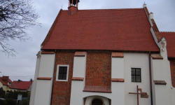 Zakończyły się prace przy renowacji dachu i elewacji romańskiego kościoła w Środzie Śląskiej