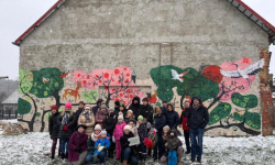 Mieszkańcy Wojnowic wspólnie zmalowali mural - pierwszy mural w Gminie Miękinia 