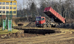 Nowoczesny kompleks sportowy powstaje w Miękini. Aktualnie trwa korytowanie bieżni