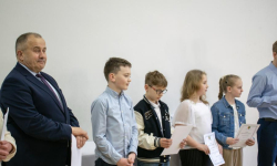 Wręczenie stypendiów naukowych w Szkole Podstawowej w Pisarzowicach, Miękini i Lutyni