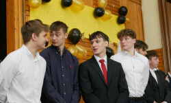 Zakończenie roku dla klas maturalnych – wzruszenia, nagrody i życzenia