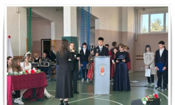 Uczniowie Szkoły Podstawowej w Kostomłotach uczcili kolejną rocznicę uchwalenia Konstytucji 3 Maja