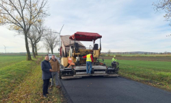 Na drodze powiatowej nr 2088D Różana - Konary rozpoczęło się kładzenie masy asfaltowej