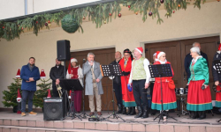 Kostomłocki Jarmark Mikołajkowy przyciągnął mieszkańców. Świąteczna atmosfera na rynku