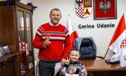 Coroczną tradycją stało się wspólne ubieranie choinki w gabinecie Wójta Gminy Udanin