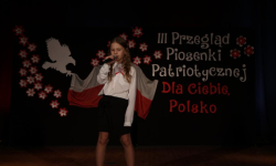 Patriotyczne dźwięki w średzkim Domu Kultury. Uczniowie „Trójki” zachwycili publiczność