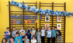 „Niebieskie Igrzyska” w Szkole Podstawowej w Kostomłotach. Sport i integracja w wyjątkowym wydaniu