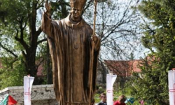 Pomnik Jana Pawła II w Ujeździe Górnym