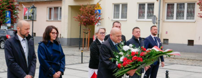 Hołd bohaterom II wojny światowej na średzkim rynku